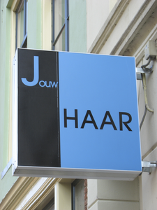 908334 Afbeelding van het uithangbord van kapsalon 'JOUW HAAR' (Springweg 62) te Utrecht.